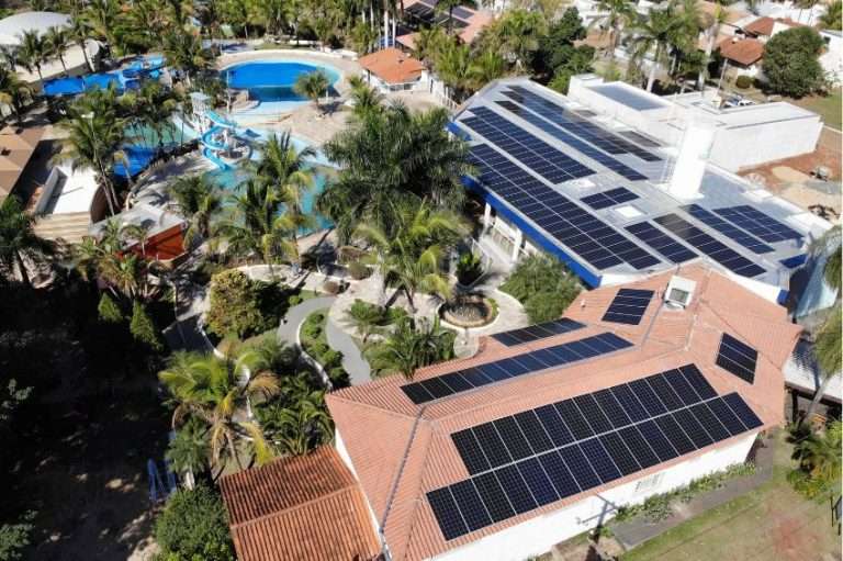 Resort no Paraná obtém economia de 92% na conta de luz com solar
