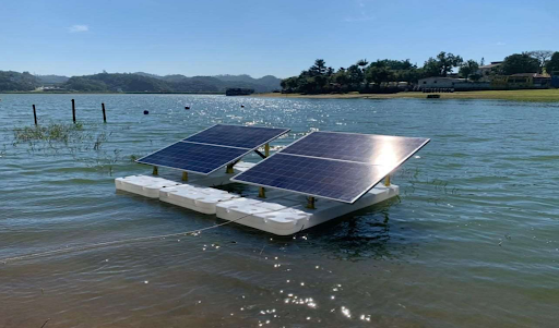 Protótipo de sistema fotovoltaico instalado sobre bóias flutuantes, uma solução ideal para aproveitar áreas ociosas de lagos e reservatórios. Fonte: Apollo Flutuante
