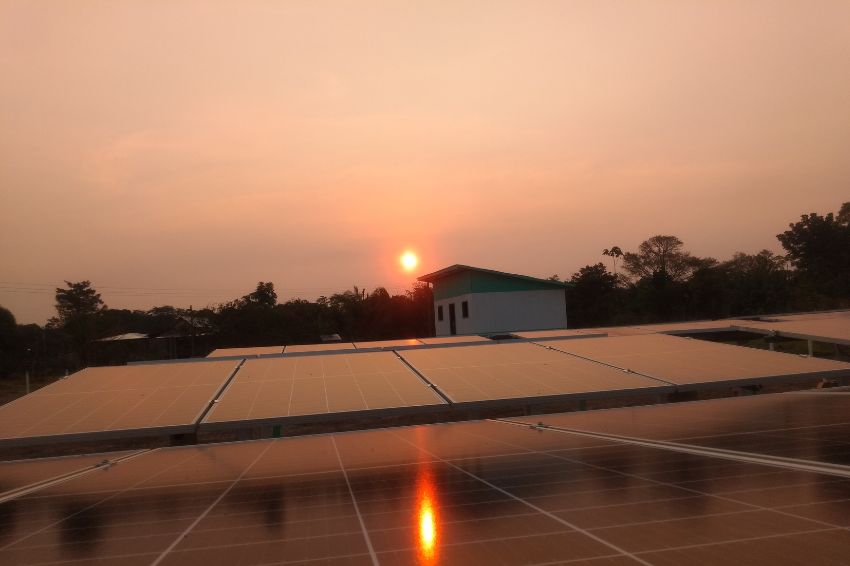 Comunidade passa a ter energia por 24 horas com projeto de solar com baterias