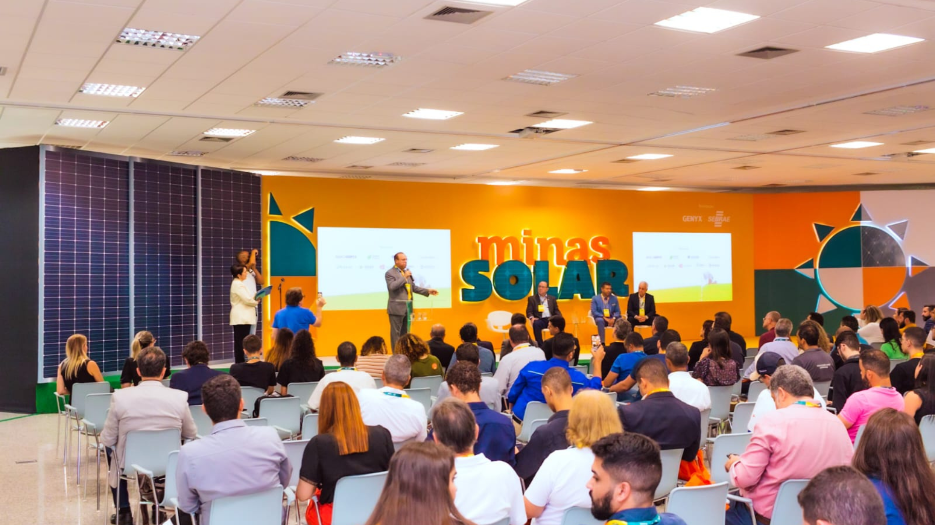O evento reúne empresas e especialistas do setor de energia solar