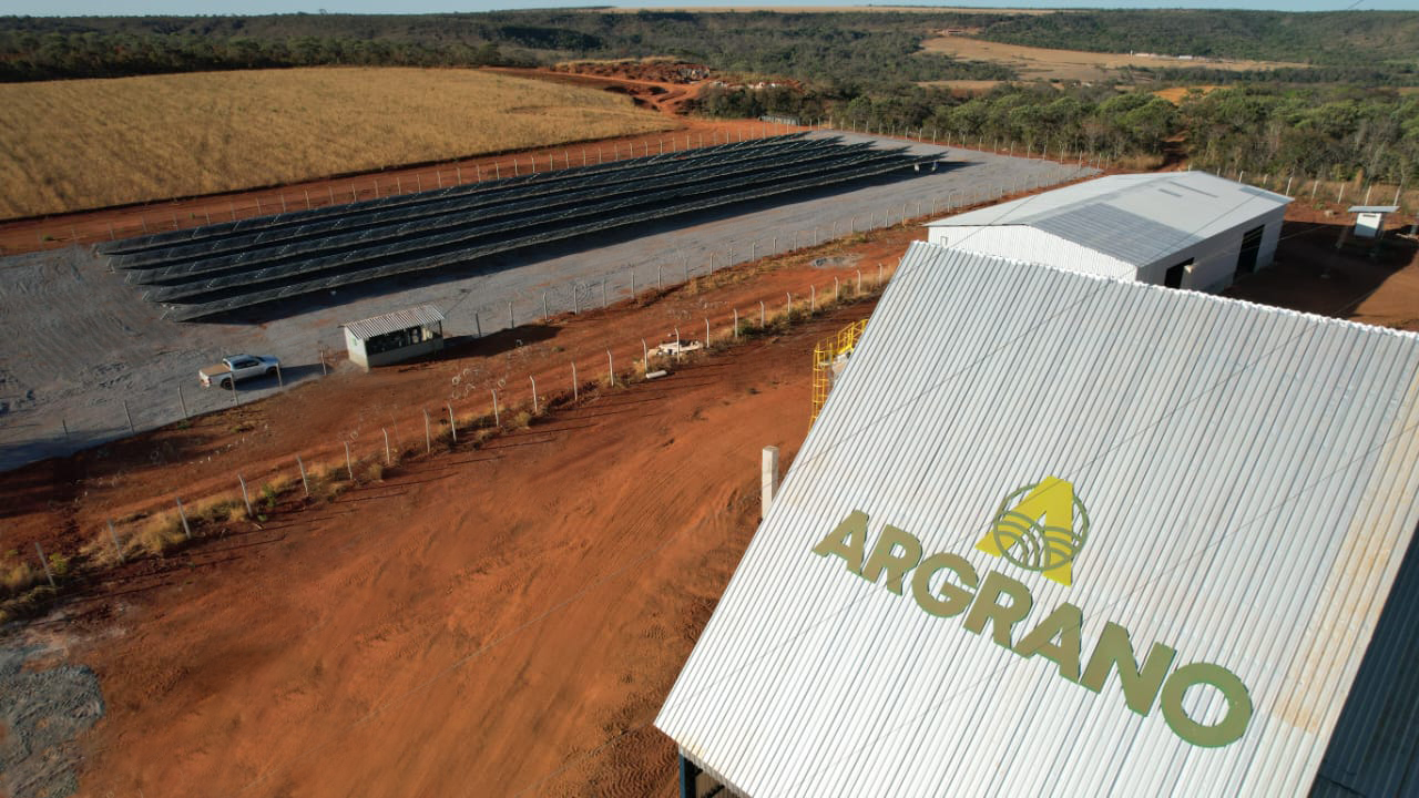 Empresa está usando o valor economizado com solar para construção de oito novos silos cônicos para armazenagem dos grãos. Foto: Solar Enerji/Divulgação
