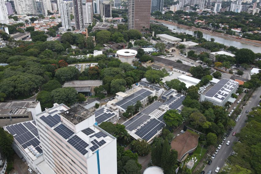 CETESB inaugura usina solar de 885 kWp com microinversores