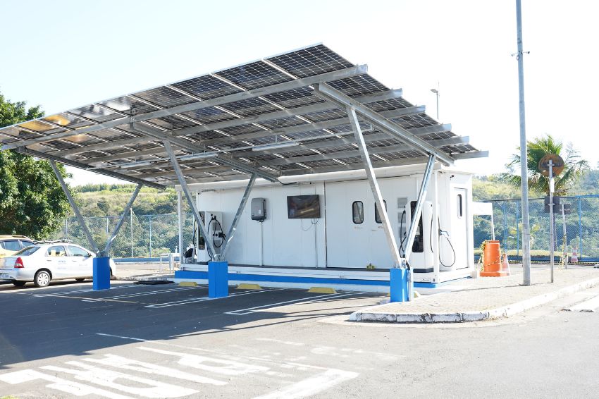 Decathlon recebe carport com banco de baterias e carregador para VEs