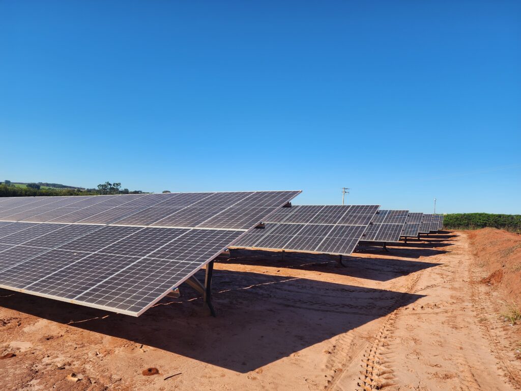 Foram utilizados módulos de 455 W da JA Solar para a construção da usina. Foto: Luz Sol Energia Solar/Divulgação