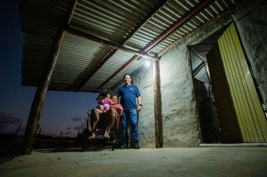 Energia solar permite que povoado tenha acesso à eletricidade pela 1ª vez