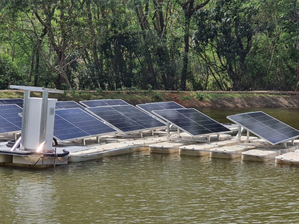 Instalações FV flutuantes são construídas sobre plataformas compostas de boias flutuadoras e permitem aproveitar as áreas ociosas de lagos. Foto: Canal Solar