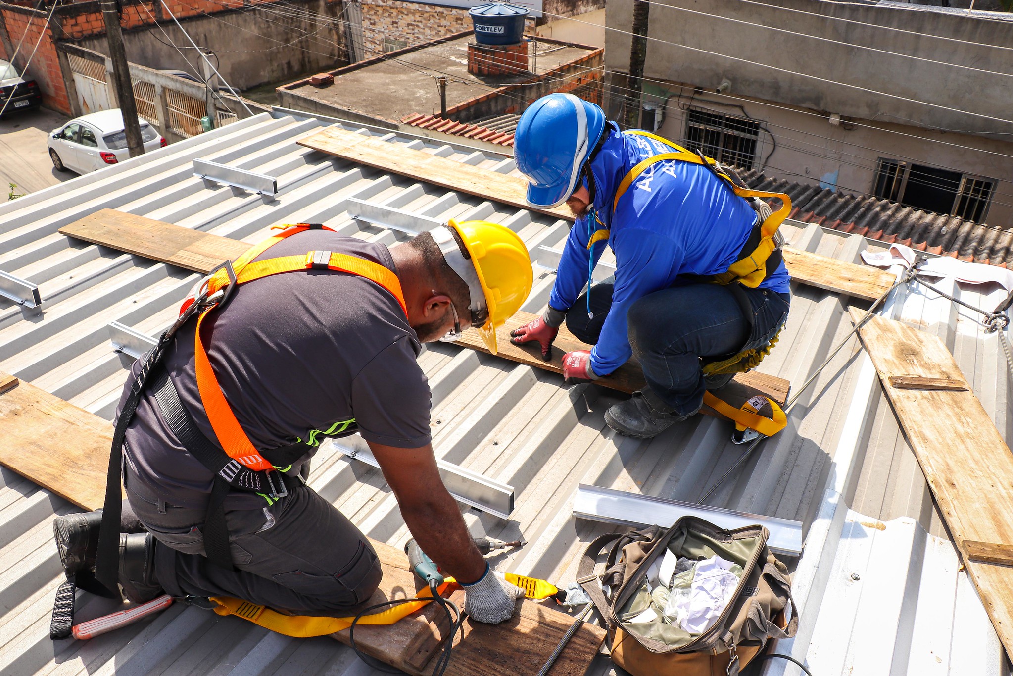 Técnicos da comunidade, capacitados pela Solarize, instalaram o sistema no telhado. Foto: Alexandre Cerqueira / ComCat