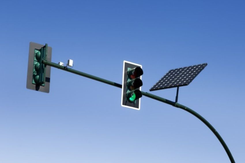 Câmara aprova instalação de semáforos com energia solar em Goiânia