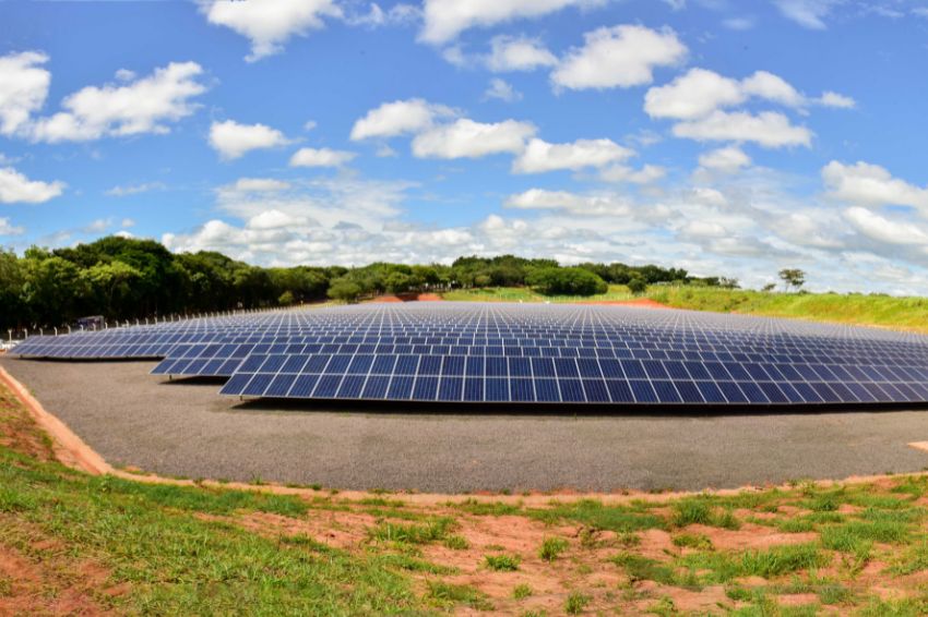 Evolua e Grupo Card firmam parceria para ampliar oferta de energia solar para comerciantes