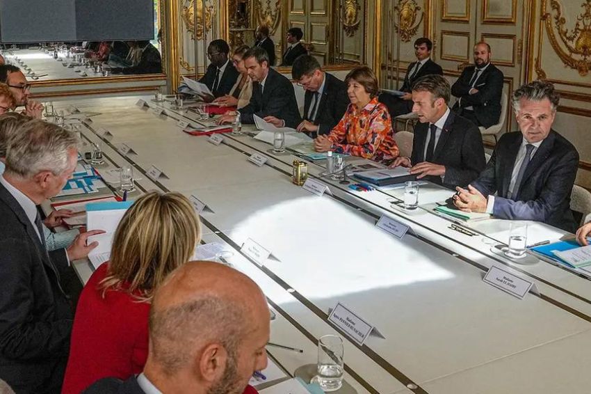 Canal Solar Emmanuel Macron pretende facilitar acesso aos carros elétricos na França