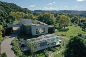 Energia solar Canal Solar Cinex inaugura casa conceito tecnológica com solução off-grid da Renovigi