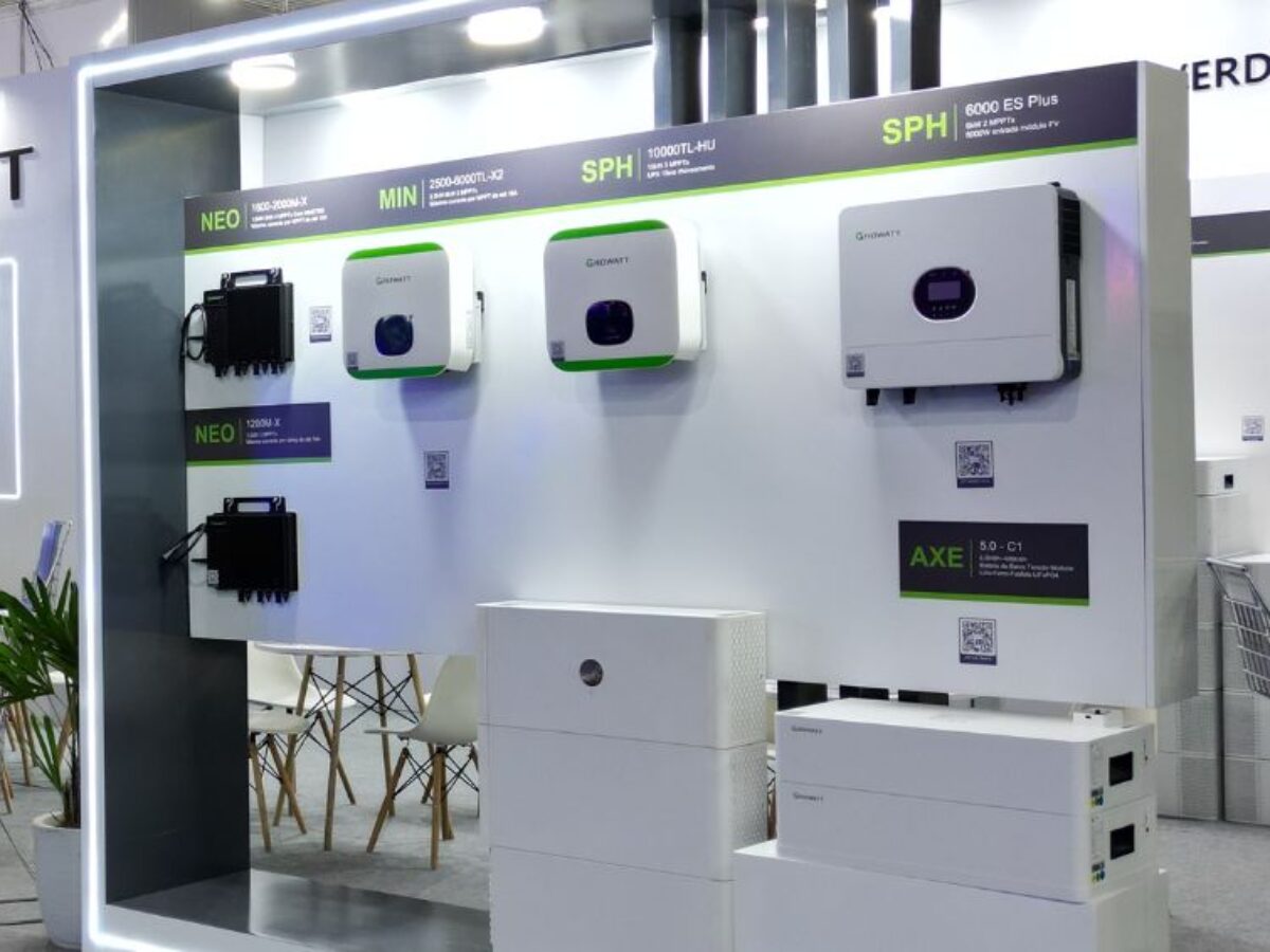 Growatt exibe série de inversores e soluções de armazenamento na