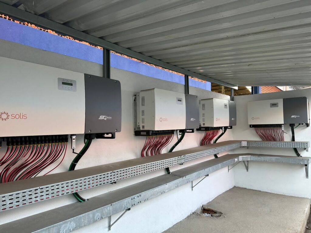 Inversores Solis de 110 kW utilizados no projeto. Imagem: Solis/Divulgação