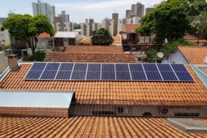 Onda de calor eleva em 20% interesse por financiamento de painéis solares