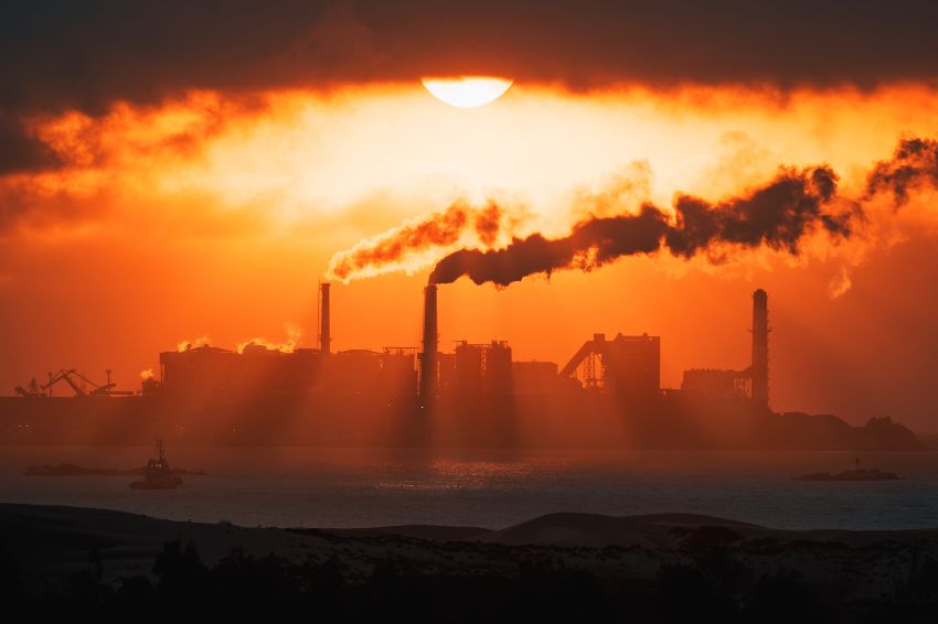 Emissões globais de CO2 devem bater recorde em 2023, diz relatório