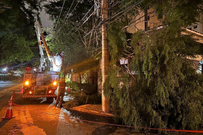 Chuvas fortes voltam a deixar moradores de SP sem acesso à energia