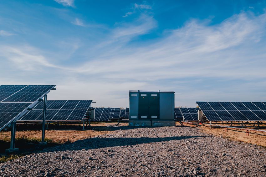 Inversores híbridos e armazenamento de energia devem ganhar espaço no setor solar