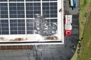 Painéis solares pegam fogo em indústria no interior de Santa Catarina