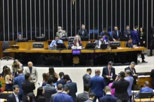 Deputados aprovam urgência e projeto que visa limitar a GD será votado em Plenário
