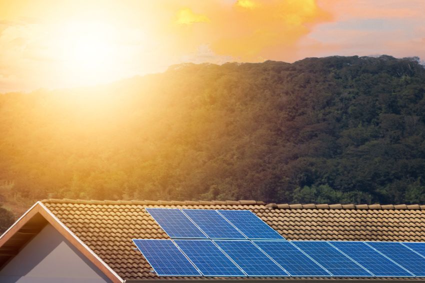Reduções da Selic elevam em 50% o número de consumidores que instalam energia solar
