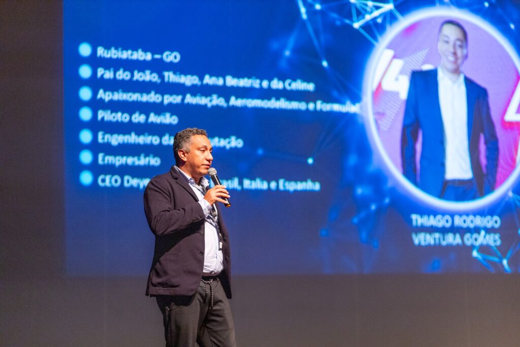 Thiago Gomes, diretor da Deye no Brasil, durante encontro realizado em Londrina. Imagem: BelEnergy/Divulgação