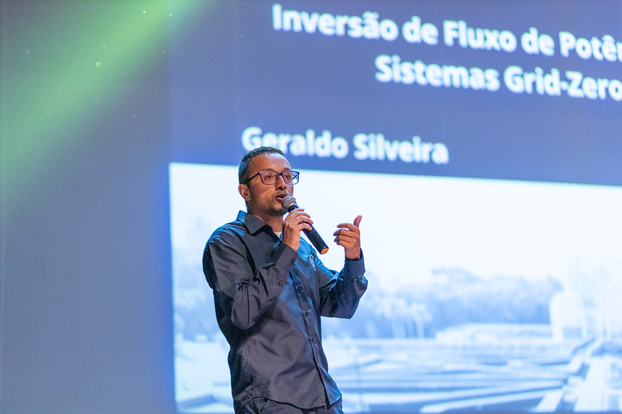 Geraldo Silveira, engenheiro eletricista e professor do Canal Solar, ministrou palestra em Curitiba. Imagem: BelEnergy/Divulgação