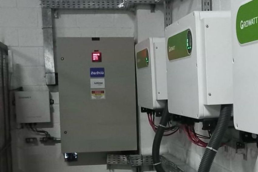 Detalhe da instalação com o controlador Smart Grid Zero (ao lado do QGBT)  utilizado no projeto do Supermercado Barbosa. Imagem: Luminae Solar/Divulgação