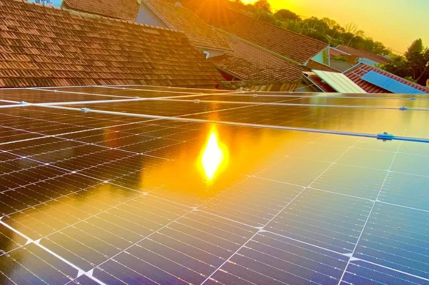 Ao todo, telhados com painéis fotovoltaicos contabilizam mais 13 GW de potência instalada no Brasil, segundo ABSOLAR