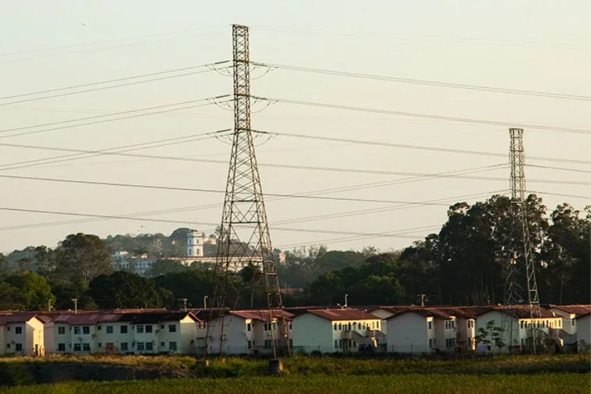 Conta de luz sobe e fica novamente acima da inflação