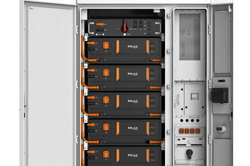 SolaX lança gabinete que chega a 215 kWh de energia armazenada