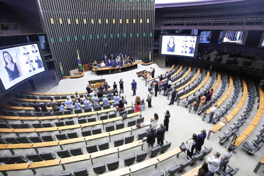 Câmara adia votação de questionamento ao ministro sobre venda da Amazonas Energia