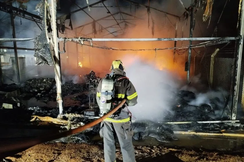 Incêndio destrói depósito de empresa de energia solar