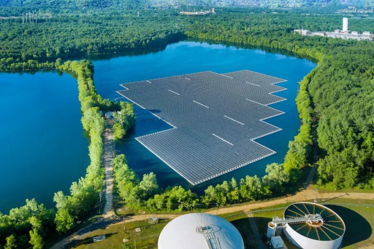 Solar flutuante deve crescer significativamente no mundo, diz WoodMac