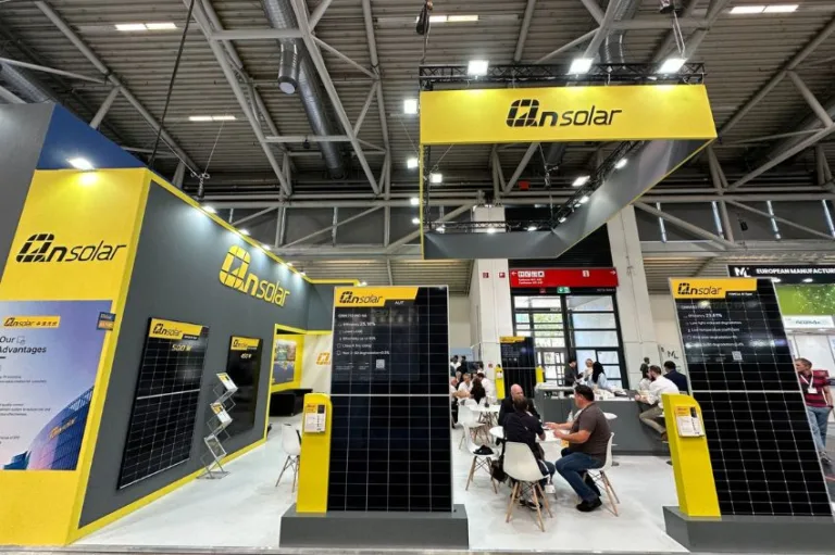 Qn-Solar amplia presença global e aprimora eficiência de módulos 