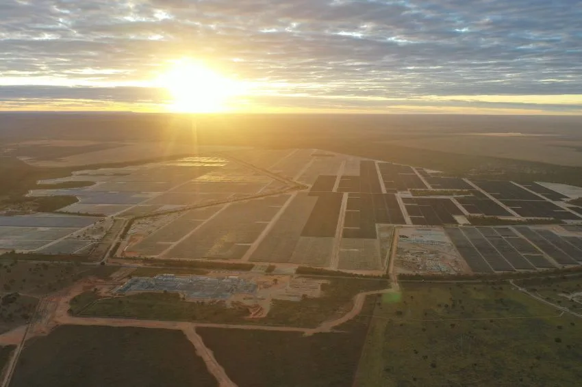 Parque com um milhão de painéis solares entra em operação em MG