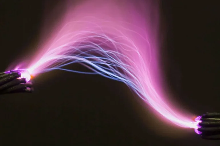 Arcos elétricos: ameaça oculta em sistemas solares e a solução AFCI