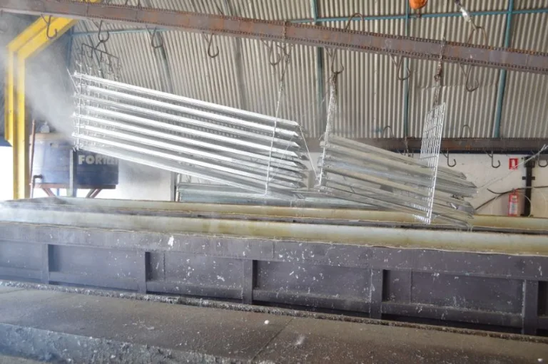 Pré ou pós-galvanizado Entenda qual aço garante maior durabilidade em usinas solares