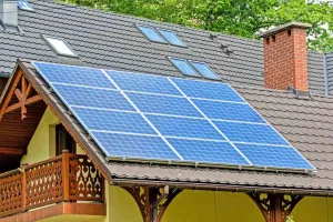 Roof of a house with an installed photovoltaic system, highlighting the importance of solar energy certification to ensure the system functions correctly and connects to the electrical grid.