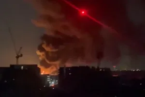 Subestação de energia pega fogo em um dos maiores aeroportos do mundo