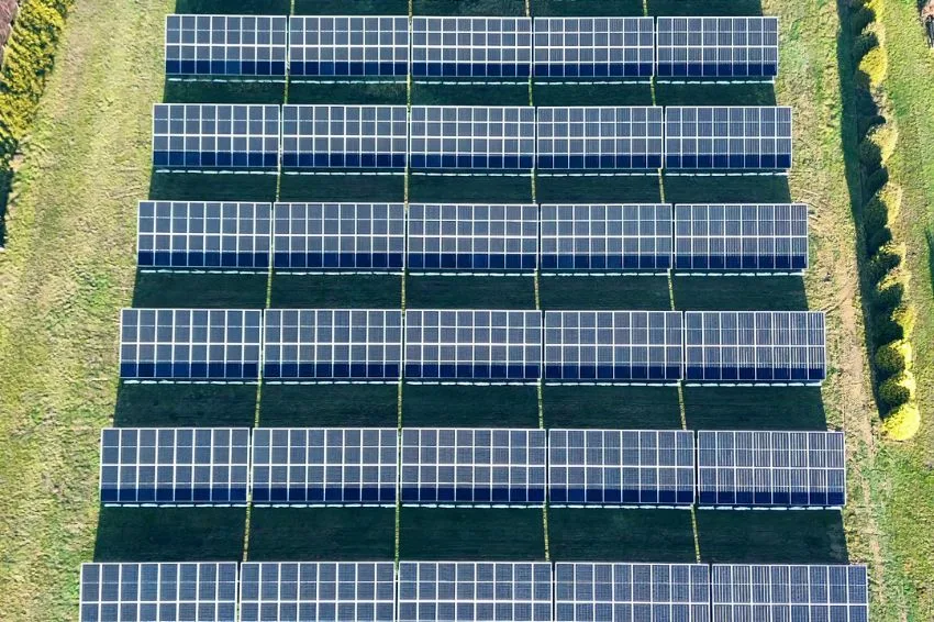 Energia solar já representa metade da capacidade das hidrelétricas no Brasil