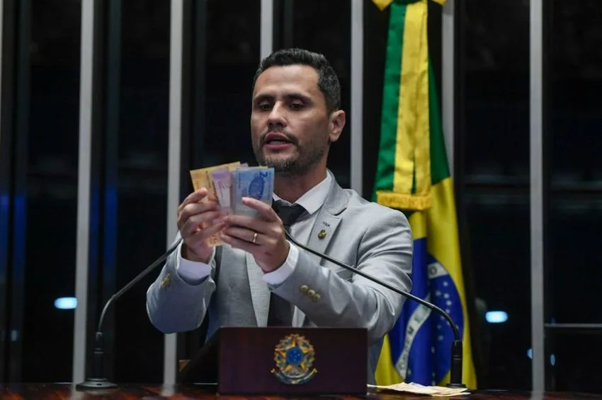 Senador defende corte de recursos do fundo eleitoral para subsidiar conta de luz
