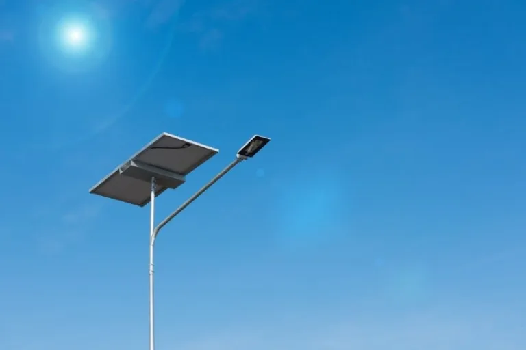 Comunidade receberá 100 postes solares em ação de iluminação sustentável
