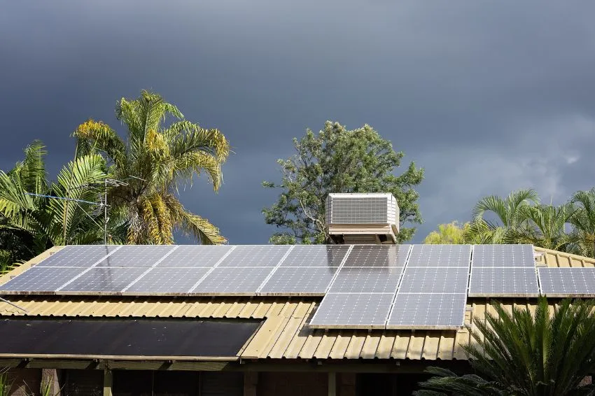 Frente fria avança e reacende dúvida temperaturas baixas prejudicam desempenho dos painéis solares