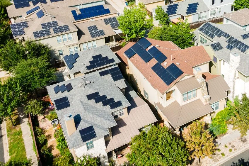 Governo inglês quer tornar energia solar solares obrigatória em novas casas a partir de 2027