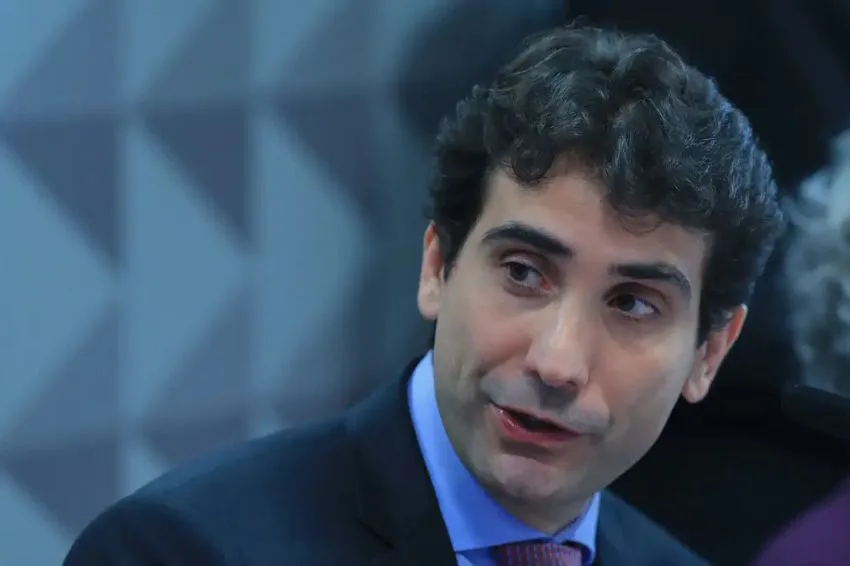 Presidente do Banco Central defende juros elevados por período prolongado