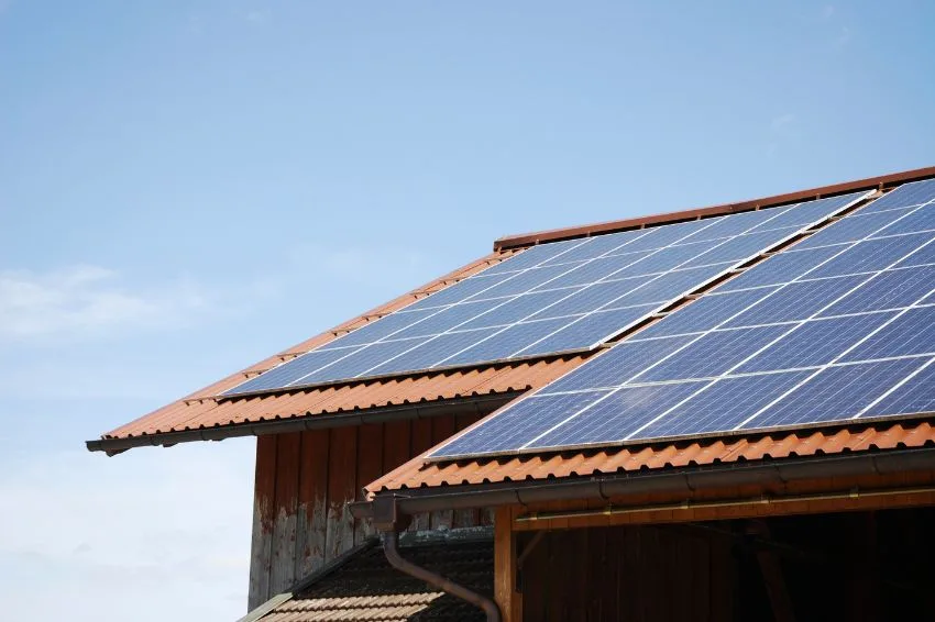 CANAL SOLAR - Energia solar com baterias alternativa inteligente diante da bandeira vermelha