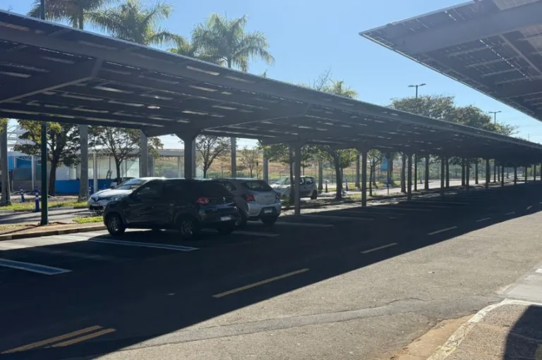 Canal Solar - Shopping Dom Pedro instala carport solar com 124 vagas cobertas