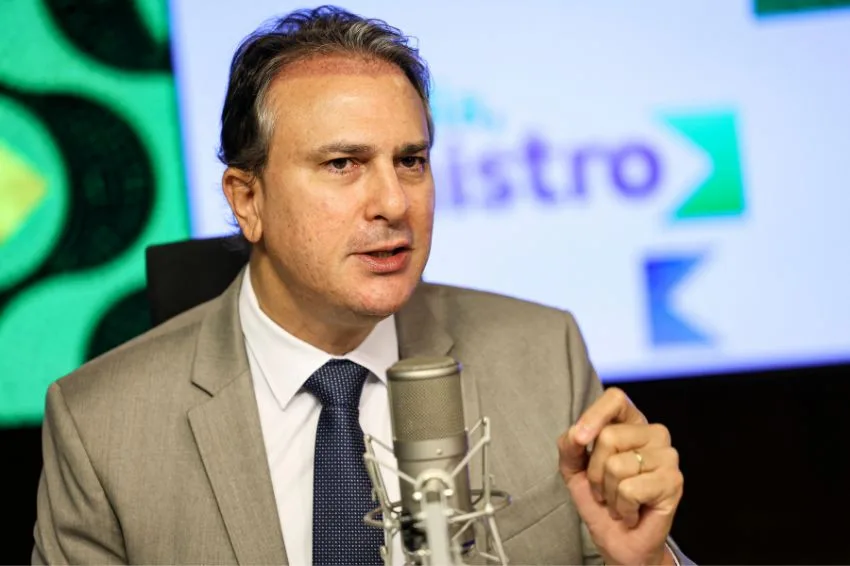 Ministro anuncia parque solar para abastecer 17 universidades do Paraná