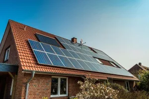 Telhado de casa com placas de energia solar