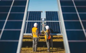 Trabalhadores em campo de energia solar